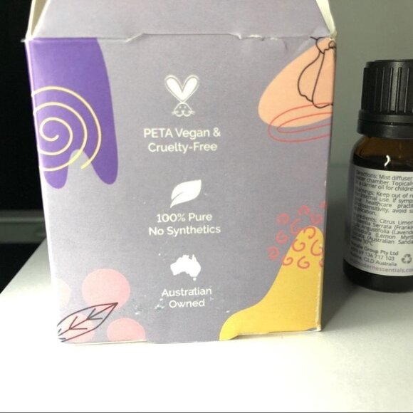 Essential Oils Colour-changing Room Diffuser & 3 Brand New Essential Oils - Picture 8 of 9